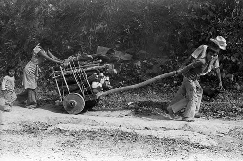 Refugee family relocating, Alegría, Usulután, 1983