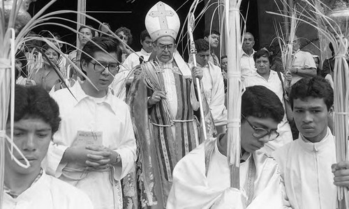 Archbishop Arturo Rivera y Damas with his congregation, San Salvador, 1982