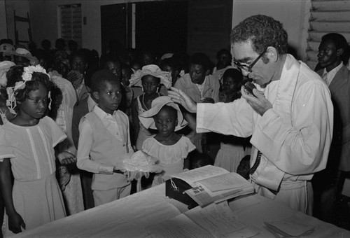 Father Dionisio celebrating multiple weddings, San Basilio del Palenque, ca. 1978