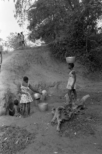 Women and children gathering water, San Basilio de Palenque, 1977