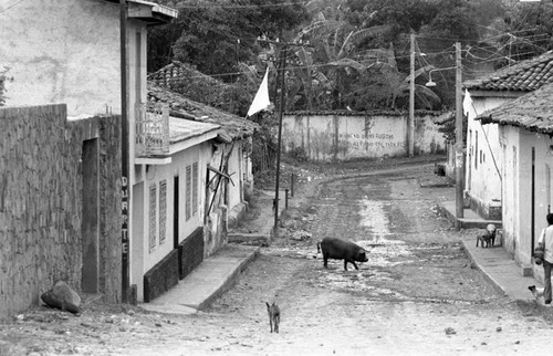 A guerrilla controlled street street and building graffiti, Sociedad, 1983