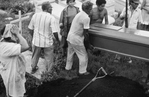 People carry a coffin, Nicaragua, 1979