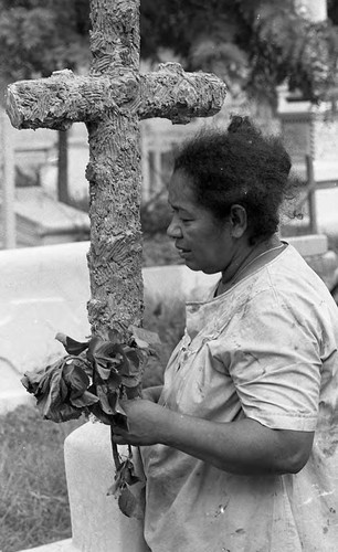 Mourning woman with flowers, Leon, 1979