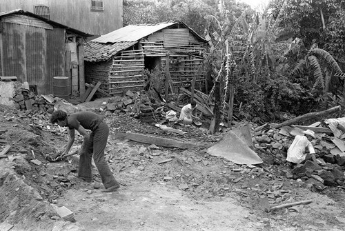 Civilians search for belongings amid ruins, Berlín, 1983