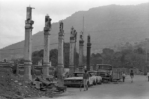 Boy with a hoop amongst rubble, Berlín, Usulután, 1983