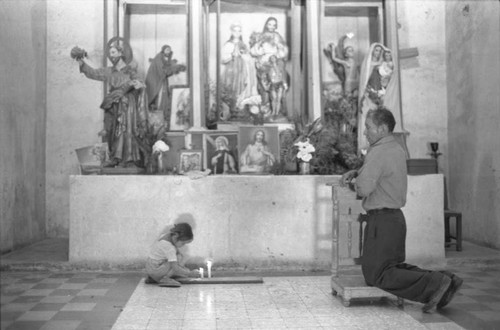 A man prays inside a church, Perquín, 1983