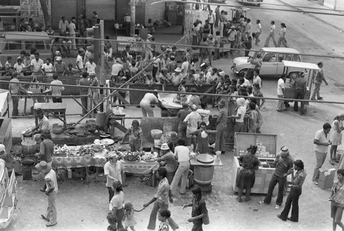 People visiting food vendors, Barranquilla, Colombia, 1977