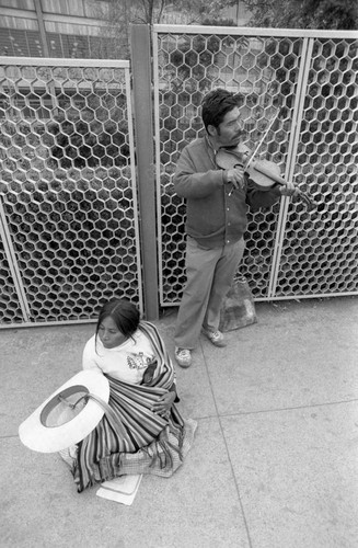 Man plays the violin, Mexico City, ca. 1980