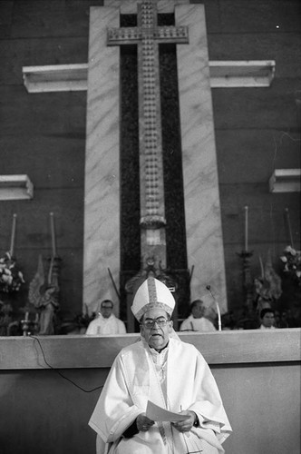 Archbishop Arturo Rivera y Damas presides over his congregation, San Salvador, 1983