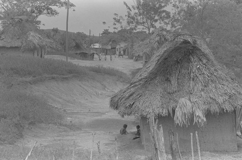 Children sitting in front of a house, San Basilio de Palenque, 1976