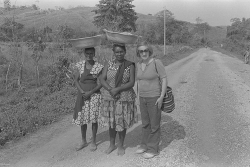 Nina S. de Friedemann and two women posing in a road, San Basilio de Palenque, ca. 1978