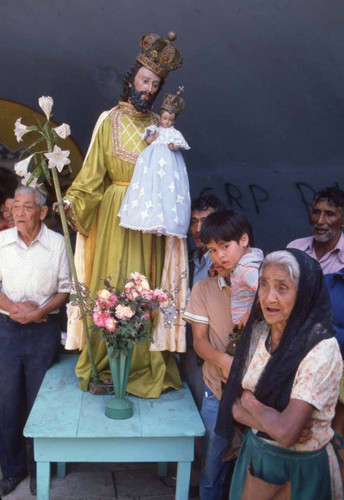 Five civilians gather around the Holy Infant of Atocha, Berlín, 1983