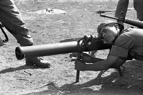 Soldiers learning how to use mortars at military base, Ilopango, 1983