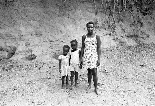 María Teresa Padilla and girls posing for a portrait, San Basilio de Palenque, 1977