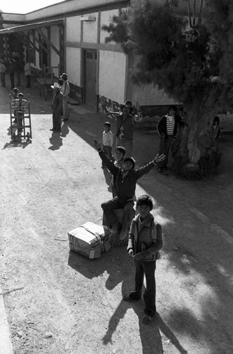 Children with luggage, Chihuahua, 1983