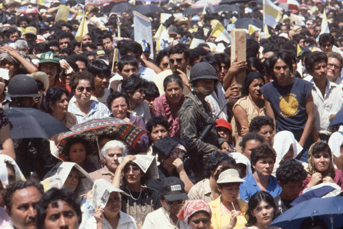 Crowd gathering to see Pope John Paul II celebrate Mass, Tegucigalpa, Honduras, 1983