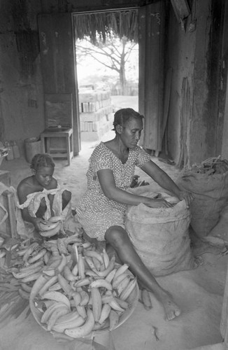 Woman packing bananas, San Basilio de Palenque, 1977