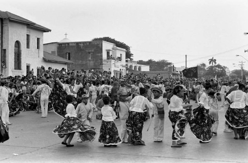 Cumbiamba Agua P'a Mi dancers performing, Barranquilla, Colombia, 1977