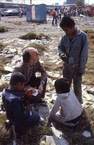 Reporter Dial Torgerson with homeless children, Mexico City, 1982