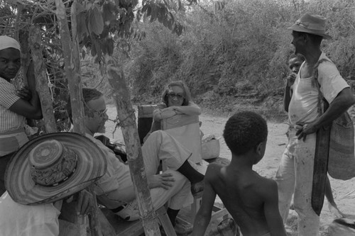 Nina S. de Friedemann and others gather in the shade, San Basilio de Palenque, ca. 1978