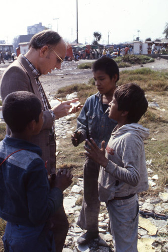 Reporter Dial Torgerson with homeless children, Mexico City, 1982