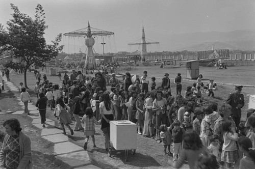 A large crowd in a long line, Tunjuelito, Colombia, 1977