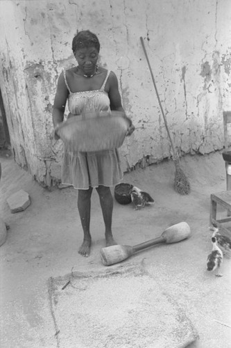 Woman sifting corn, San Basilio del Palenque, ca. 1978