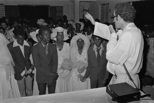 Father Dionisio celebrating multiple weddings, San Basilio del Palenque, ca. 1978