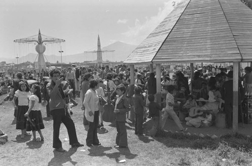 A large crowd, Tunjuelito, Colombia, 1977