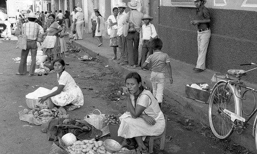 Mayan women sell fruits and vegetables, Chiquimula, 1982