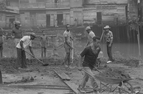 Men working, Barbacoas, Colombia, 1979