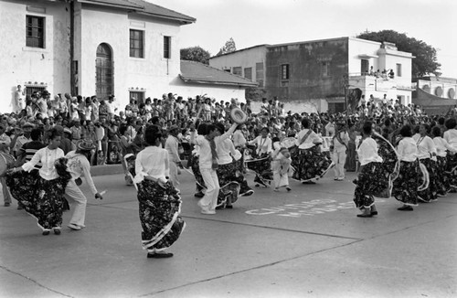 Cumbiamba Agua P'a Mi dancers performing, Barranquilla, Colombia, 1977