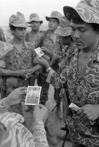 Army men hold photographs, Chajul, 1982