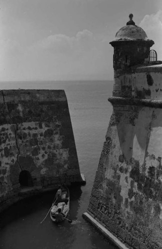 Men navigating through an opening of the fortress, Cartagena, 1975