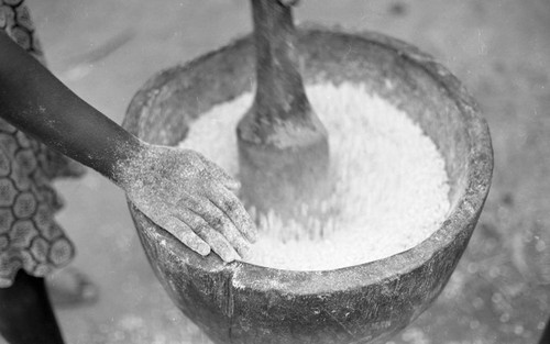 Girl processing corn, San Basilio de Palenque, 1977