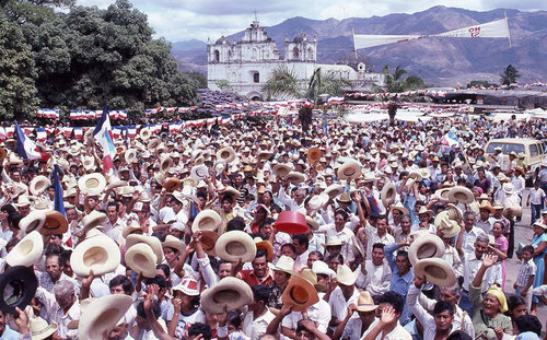 Crowd of people at a Sandoval campaign rally, Chiquimula, 1982