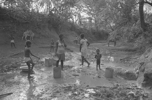 Women collecting water, San Basilio de Palenque, 1977