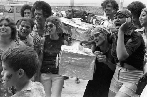 Men and women carrying boxes, Barranquilla, Colombia, 1977