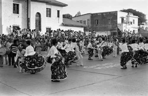 Cumbiamba Agua P'a Mi dancers performing, Barranquilla, Colombia, 1977