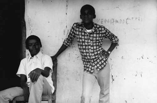 Boys in front of building, San Basilio de Palenque, 1975