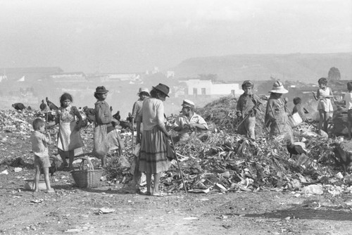 Looking through the landfill, Bucaramanga, Colombia, 1975