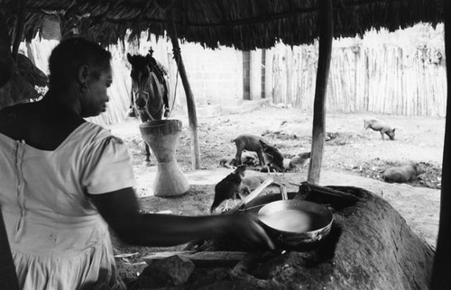 Woman holding a pot, San Basilio de Palenque, 1977