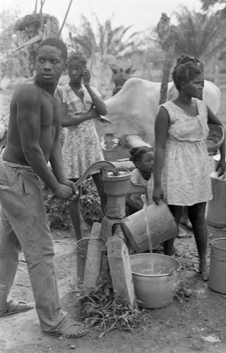 Man pumping water, San Basilio de Palenque, 1977