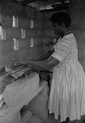 Woman preparing food, San Basilio de Palenque, 1976