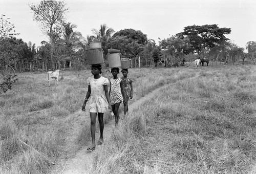 Girls head-carrying water, San Basilio de Palenque, 1977