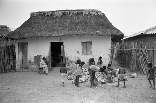 Children transporting rocks, San Basilio de Palenque, 1977