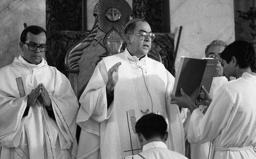 Archbishop Arturo Rivera y Damas gives mass in honor of Archbishop Óscar Arnulfo Romero, San Salvador, 1983