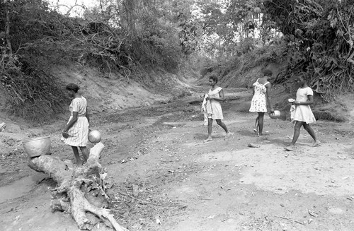 Women gathering water, San Basilio de Palenque, 1977