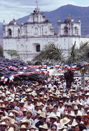 Crowd of people at a Sandoval campaign rally, Chiquimula, 1982