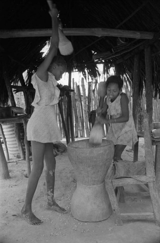 Girls pounding grain in a mortar, San Basilio de Palenque, 1976